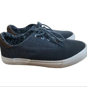 Crevo lace up canvas shoe size 9